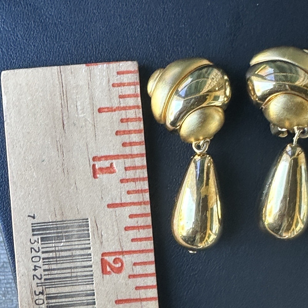 VTG Givenchy Clip Earrings 2 Inch Drop Dangle Gold Plated Clam Shell Tear Signed - Picture 6 of 6
